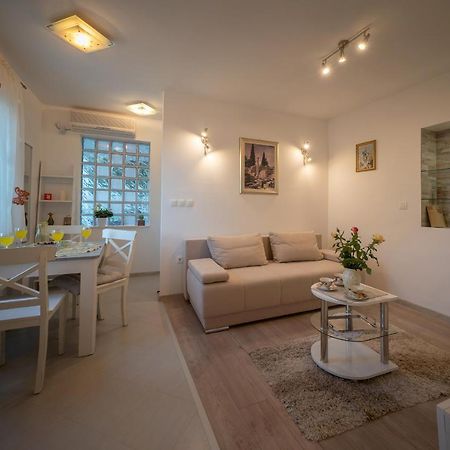 Apartman Karla Solin Exterior foto