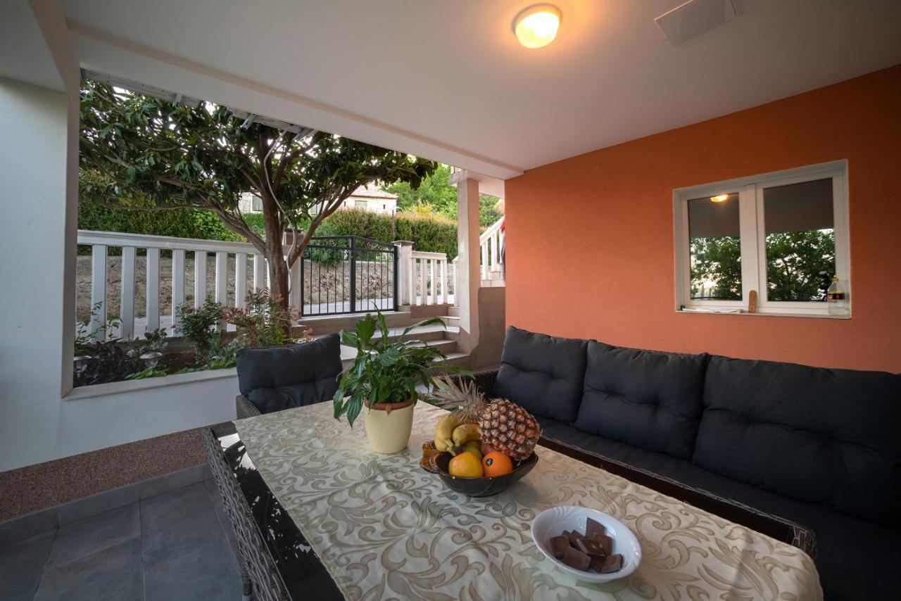Apartman Karla Solin Exterior foto