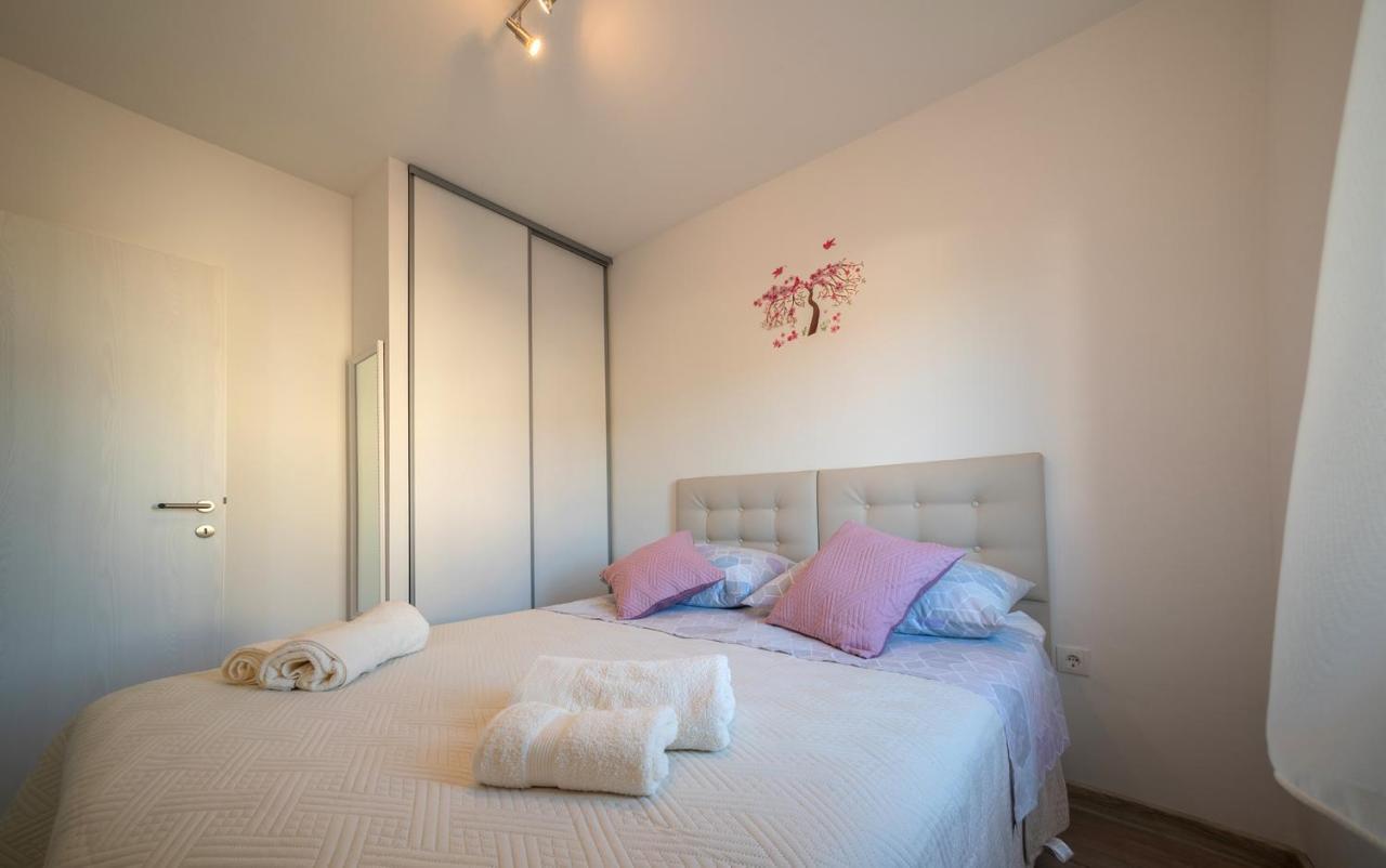 Apartman Karla Solin Exterior foto