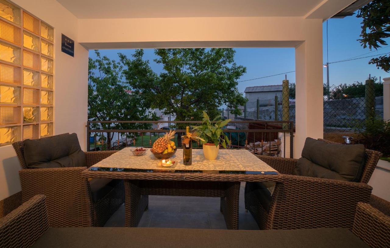 Apartman Karla Solin Exterior foto